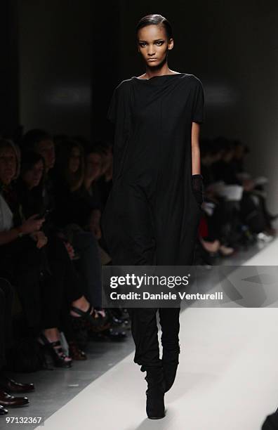 Model walks the runway during the Bottega Veneta Milan Fashion Week Autumn/Winter 2010 show on Febbraio 27, 2010 in Milan, Italy.