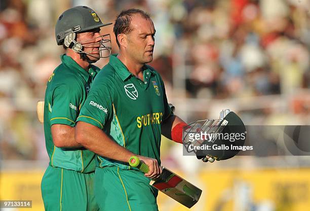 Centurions Jacques Kallis and AB de Villiers of South Africa running hard during the 3rd ODI between India and South Africa from Sardar Patel Stadium...