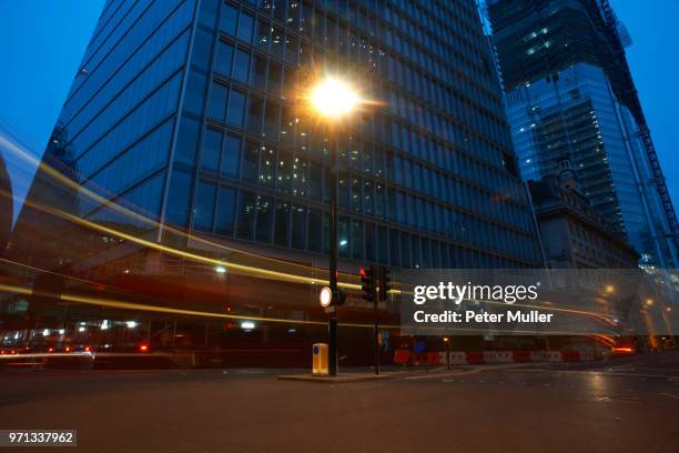 london traffic at night - rat race engelse uitdrukking stockfoto's en -beelden