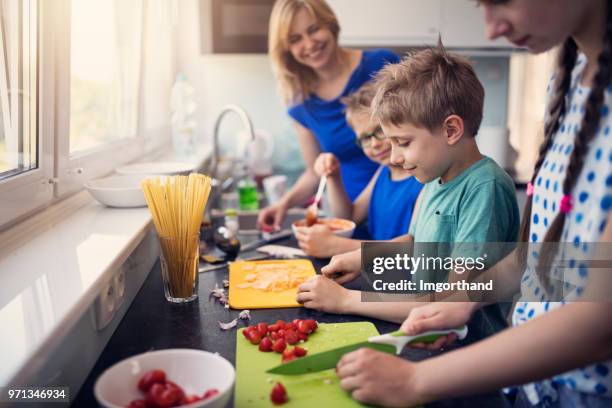 子供たちの昼食を準備 - daily life in poland ストックフォトと画像