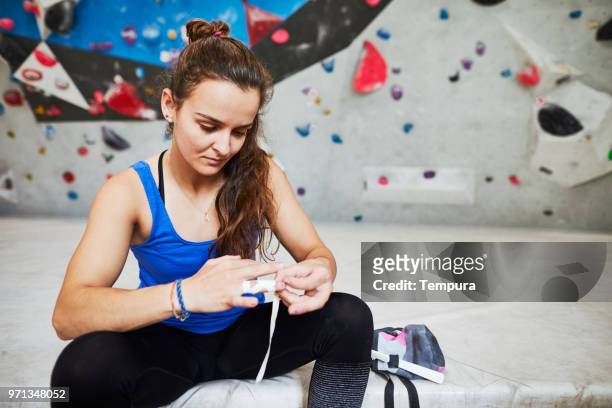 vorbereitungen für indoor-klettern-training. - finger injury stock-fotos und bilder