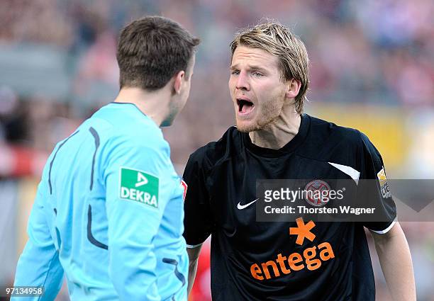 Eugen Polanski of Mainz argues with the linesman during the Bundesliga match between FSV Mainz 05 and SV Werder Bremen at Bruchweg Stadium on...