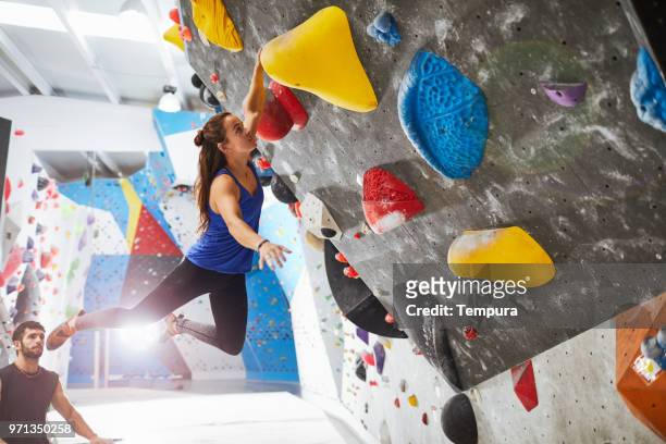 indoor wall climbing and bouldering extreme sports - clambering imagens e fotografias de stock