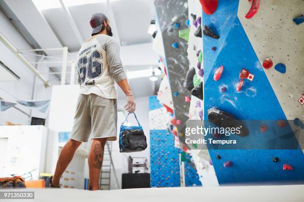 indoor wand klettern und bouldern extremsport - chalk bag stock-fotos und bilder