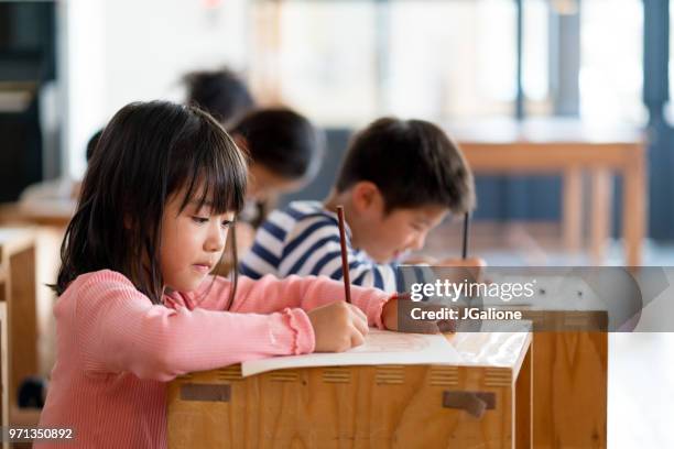 美術・工芸クラスで学生の若いグル��ープ - 小学生 ストックフォトと画像