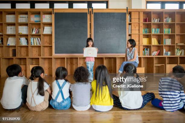 jonge school meisje geven van een presentatie in de klas - kid presenting stockfoto's en -beelden