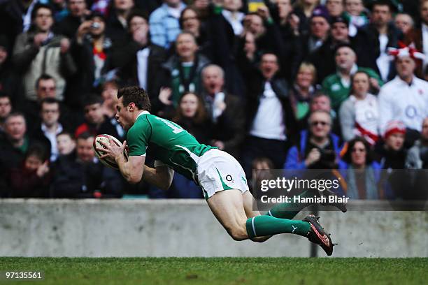 Tommy Bowe of Ireland scores a try during the RBS Six Nations match between England and Ireland at Twickenham Stadium on February 27, 2010 in London,...