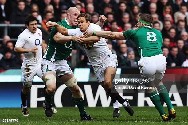 Jonny Wilkinson of England goes between Jamie Heaslip and Paul O'Connell of Ireland during the RBS Six Nations match between England and Ireland at...