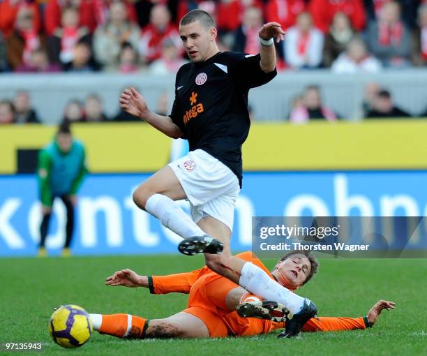 Adam Szalai of Mainz battles for the ball with Sebastian Proedl of Bremen during the Bundesliga match between FSV Mainz 05 and SV Werder Bremen at...