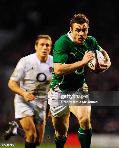 Tommy Bowe of Ireland outpaces Jonny Wilkinson of England to go over for a try during the RBS Six Nations match between England and Ireland at...