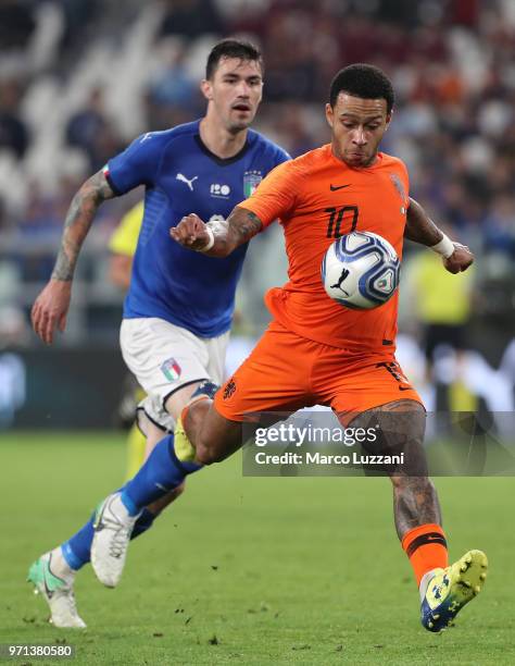 Menphis Depay of Netherlands in action during the International Friendly match between Italy and Netherlands at Allianz Stadium on June 4, 2018 in...