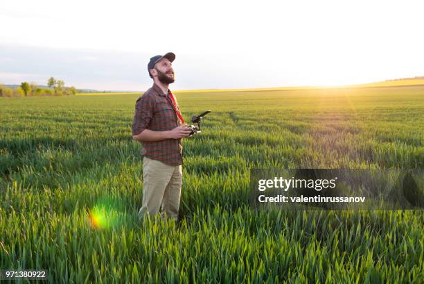 bonde med en drönare - drone agriculture bildbanksfoton och bilder