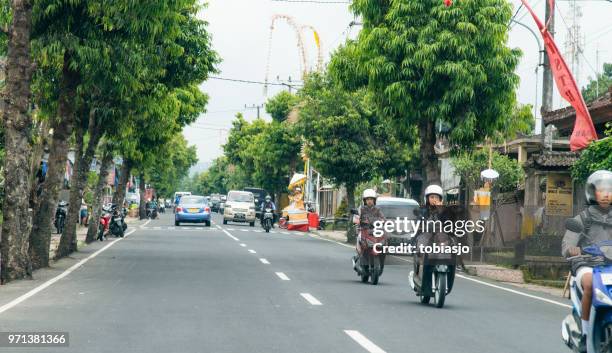 seminyak bali - indonesia bikes traffic stockfoto's en -beelden