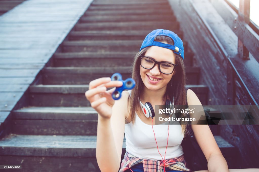 Fille jouant avec spinner fidget