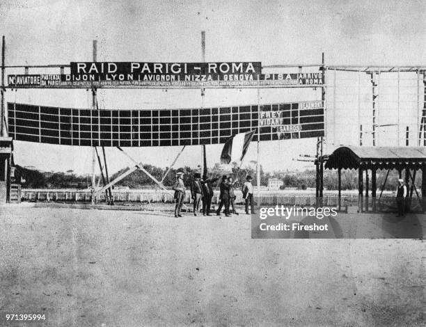 Pioneers of Italian aviation. The quadrant of the signals installed at the Campo Parioli in Rome. 1911.