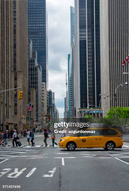 fußgänger überqueren street, manhattan, new york - one direction group stock-fotos und bilder