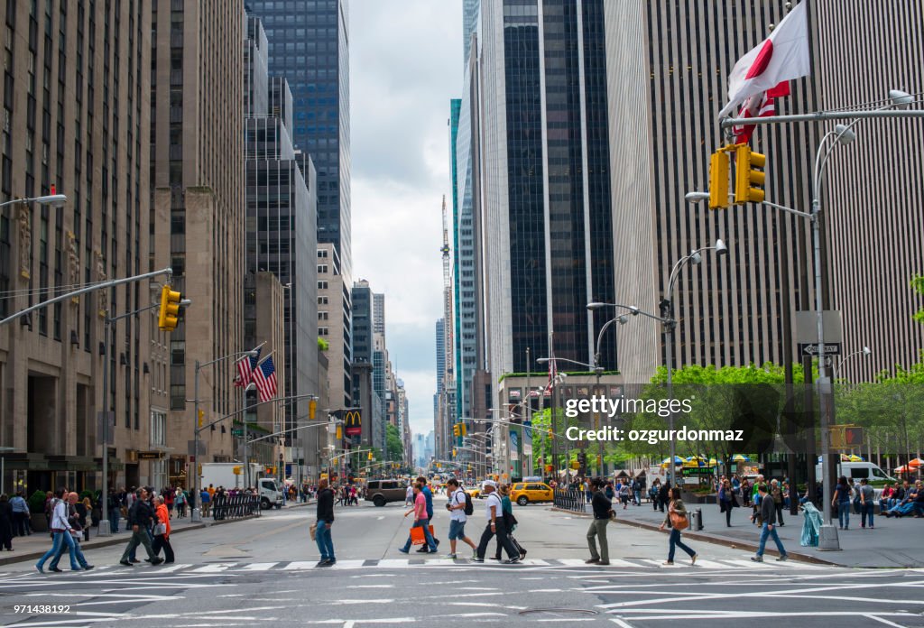 Voetgangers oversteken straat, Manhattan (New York)