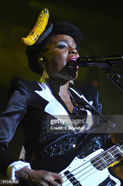 Shingai Shoniwa of the Noisettes performs on stage at The Roundhouse on February 27, 2010 in London, England.