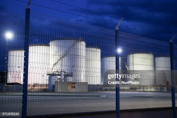 At the call of the FDSEA, farmers in eastern France have blocked the fuel depot of the Port aux oils de Strasbourg since Sunday evening. They protest...