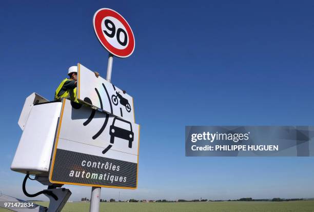 Des ouvriers démontent un panneau annonçant un radar, le 30 mai 2011, sur une route près de la commune de Proyart. Près de 2.200 radars...