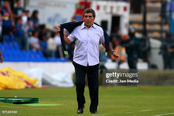 Queretaro's coach Carlos Reinoso reacts during their match against Santos as part of 2010 Bicentenario Tournament at Corregidora Stadium on February...