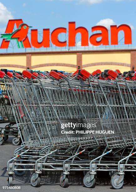 Cinquante ans d'Auchan : du premier supermarché à une galaxie internationale". Photo du parking de l'hypermarché Auchan d'Englos prise le 27 juin...