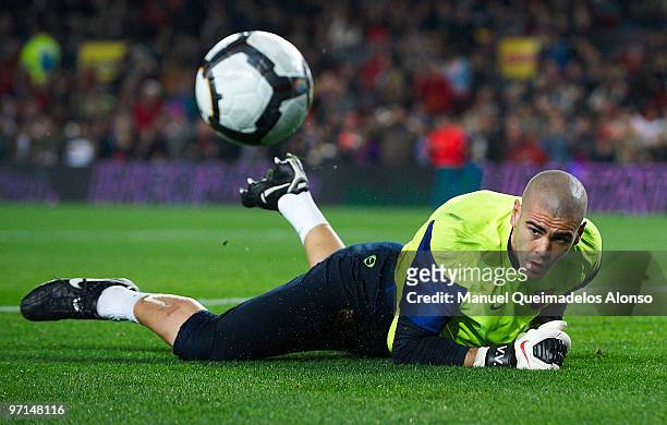 Victor Valdes of FC Barcelona warms up before the La Liga match between Barcelona and Malaga at Camp Nou on February 27, 2010 in Barcelona, Spain....
