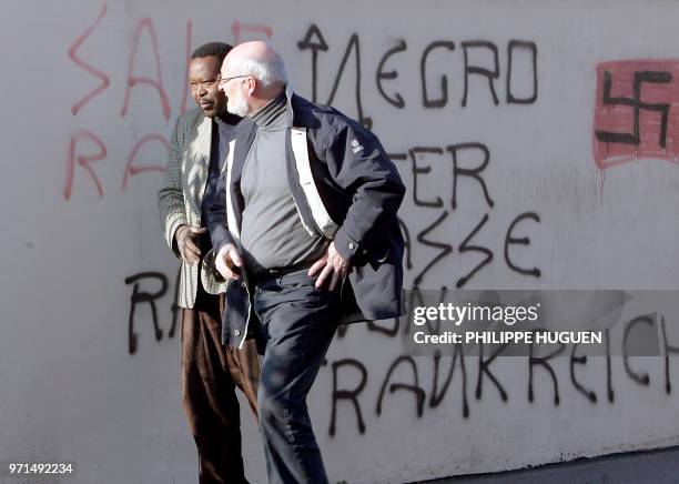 Le maire de Villers-au-Bois, Jean-Pierre Blancart discute le 26 mars 2007, avec le docteur Thierry Zanfonhouede, dont les murs de la maison ont été...