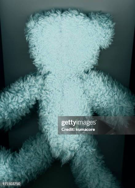 put teddy bear between photocopier,back view - kumacore imagens e fotografias de stock