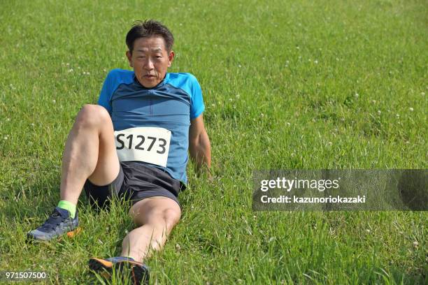 stretch after jogging - kazunoriokazaki stock pictures, royalty-free photos & images