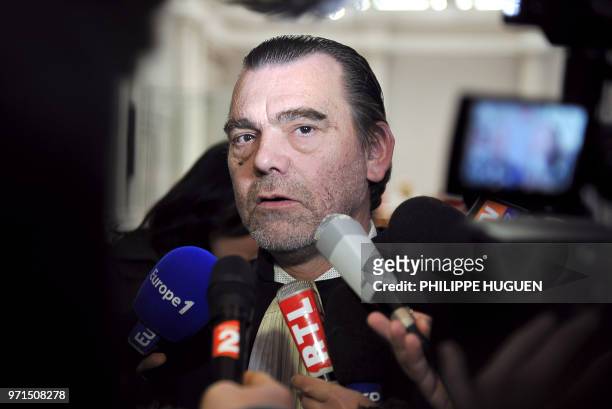 Maître Frank Berton, avocat de Franck Lavier , s'exprime devant les journalistes lors d'une interruption de séance, le 26 janvier 2012 au tribunal...