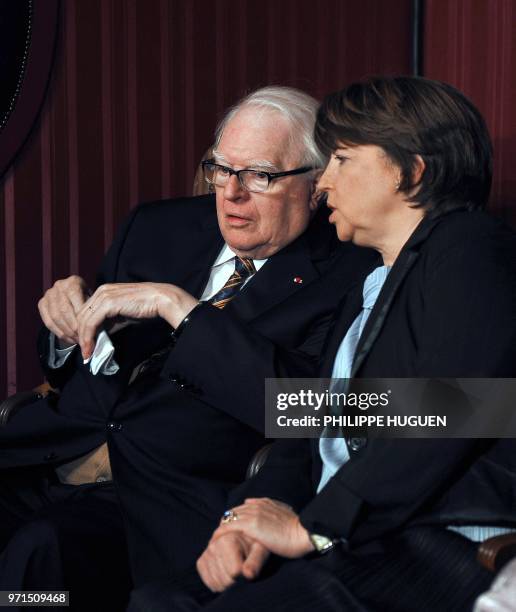 Ancien Premier ministre socialiste et ancien maire de Lille Pierre Mauroy parle avec Martine Aubry, maire de Lille et première secrétaire du Parti...