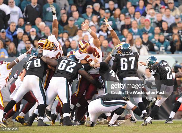 Sp-skins30 DATE: November 29, 2009 CREDIT: Toni L. Sandys / TWP Philadelphia, PA Philadelphia Eagles PK David Akers kicks the game winning field goal...