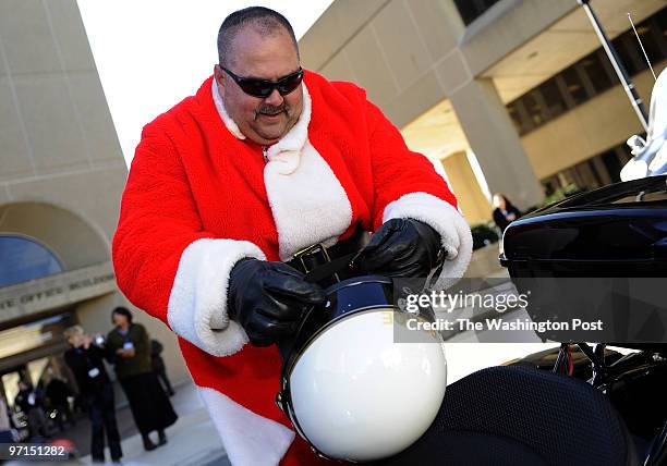 Ph-santacop DATE:Dec. 16, 2009 CREDIT: Mark Gail/TWP Rockville, Md ASSIGNMENT#:211222 EDITED BY:mg Montgomery County Police motor officer Robert...