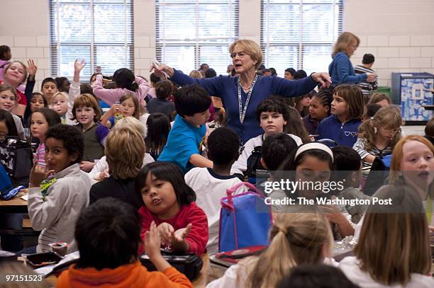 Josephm 210886--SLUG-ME-CROWD-DATE----LOCATION-Oakland Terrace Elementary School, Silver Spring, Maryland-PHOTOGRAPHER-MARVIN JOSEPH/TWP--CAPTION--...