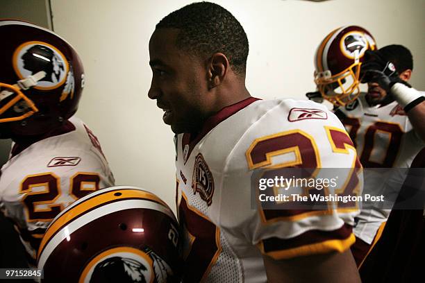 Minneapolis, MN. Washington Redskins at Minnesota Vikings. Here, Fred Smoot returns to Minnesota and is all smiles as he takes the field for pregame...