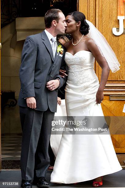 Josephm 208948--SLUG: SA/WEDDING9-DATE-07/25/09-- Meridian Hill Park, District of Columbia-PHOTOGRAPHER: MARVIN JOSEPH/TWP- Photos for the On Love...