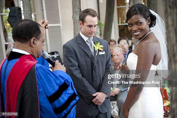 Josephm 208948--SLUG: SA/WEDDING9-DATE-07/25/09-- Meridian Hill Park, District of Columbia-PHOTOGRAPHER: MARVIN JOSEPH/TWP- Photos for the On Love...