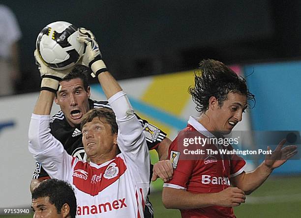 August 2009 CREDIT: Toni L. Sandys / TWP Washington, DC Toluca keper Hernan Cristante grabs the corner kick before United forward Chris Pontius can...