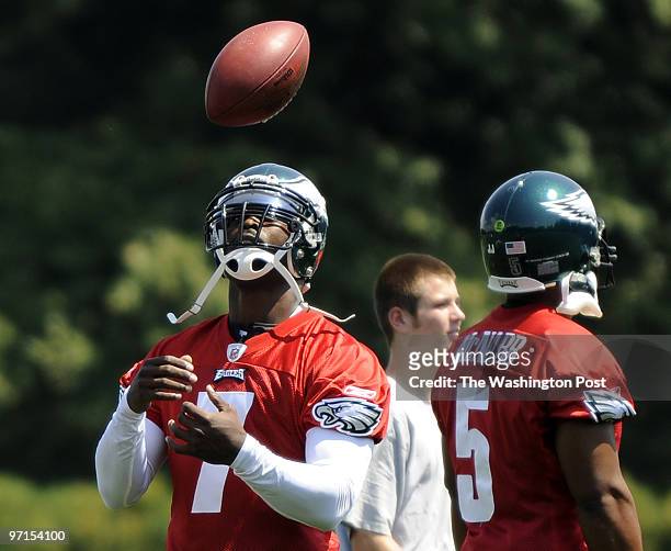 VickPractice DATE: August 15, 2009 PHOTOGRAPHER: Carol Guzy Philadelphia PA Michael Vick wears a Number 7 jersey again during his first practice with...