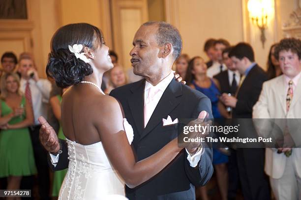 Josephm 208948--SLUG: SA/WEDDING9-DATE-07/25/09-- Meridian Hill Park, District of Columbia-PHOTOGRAPHER: MARVIN JOSEPH/TWP- Photos for the On Love...