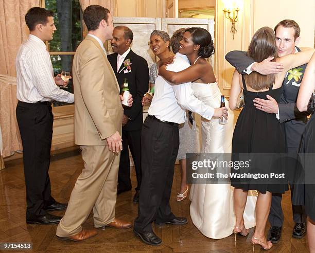 Josephm 208948--SLUG: SA/WEDDING9-DATE-07/25/09-- Meridian Hill Park, District of Columbia-PHOTOGRAPHER: MARVIN JOSEPH/TWP- Photos for the On Love...