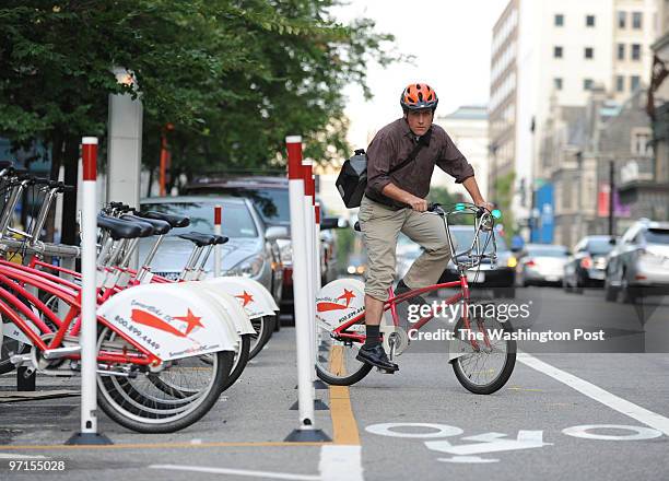 July 15, 2009 PLACE: Washington, DC PHOTOGRAPHER: jahi chikwendiu/twp Chris Ganson is participating in Bike Share, a new city program in which riders...