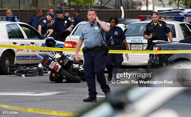 July 2009 CREDIT: Marcus Yam / TWP. Washington, DC. Crime scene investigators mobilize on the crime scene with a Mercedez Benz, a fallen police...