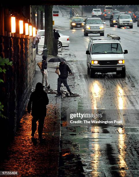 May 26, 2009 Rhode Island Ave, NE at Metro overpass NEGATIVE #: 208234 CREDIT: Gerald Martineau-TWP heavy morning rain photos show mud covered...