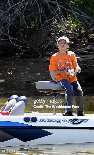 May 20, 2009 CREDIT: Mark Gail/TWP Oxon Hill, Md. ASSIGNMENT#:207946 EDITED BY: mg Robert Goddard fourth grader Tony Delaney checked to see if his...