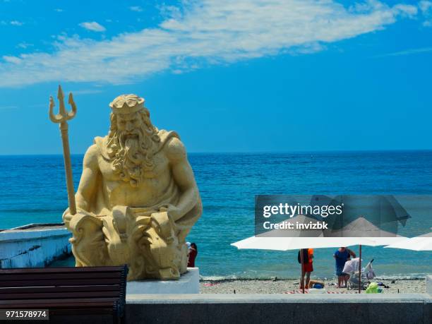 estátua de neptuno, no centro de sochi - neptune roman god - fotografias e filmes do acervo