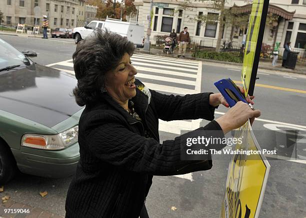 Josephm 204611--SLUG: ME/DCCOUNCIL--DATE-11/04/08-- District of Columbia-PHOTOGRAPHER-MARVIN JOSEPH/TWP-- DC Council member Carol Schwartz posts...