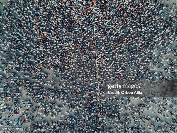 urban crowd from above - crowd of people from above stock pictures, royalty-free photos & images