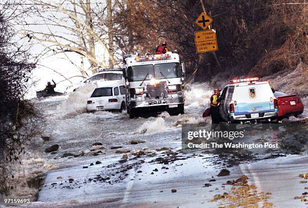 Ph-break assignment River Road & Carderock Springs Drive water main break, cars, people trapped Photographer: Gerald Martineau General scene of water...